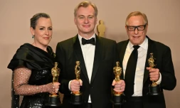 La productrice britannique Emma Thomas, le producteur Charles Roven, et le réalisateur britannique Christopher Nolan (au centre) à Hollywood, le 10 mars 2024