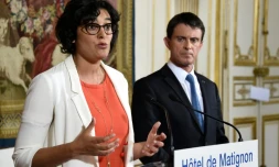 Le Premier ministre Manuel Valls écoute la ministre du travail Myriam El Khomri commenter les négociations avec les syndicats, le 29 juin 2016
