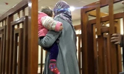 Mélina Bougedir, une jihadiste française arrive dans un tribunal de Bagdad, son fils dans les bras, le 19 février 2018