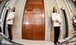 Des gardes en faction au palais du Quirinal oĂč le prĂ©sident de la RĂ©publique italienne Sergio Mattarella poursuit ses consultations, Ă Rome le 21 aoĂ»t 2019