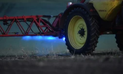 Epandage de glyphosate dans un champ en France à Piacé le 11 mai 2018