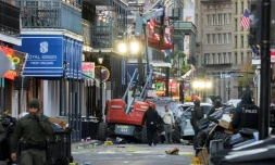 Des policiers autour du véhicule qui a tué au moins dix personnes, à la Nouvelle-Orléans, le 1er janvier 2025