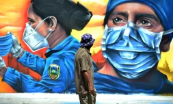 Une peinture murale montre un soignant et une policière à Tegucigalpa, au Honduras, le 14 septembre 2020
