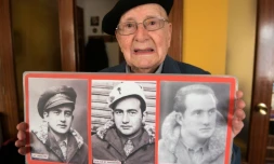 Luis Ortiz Alfau montre trois portraits de lui pendant la guerre d'Espagne, le 5 mai 2016 à son domicile à Bilbao