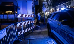 Un homme prend des photos d'une rue bloquée près de Bourbon Street, après l'attaque du 1er janvier 2025 à la Nouvelle-Orléans, en Louisiane