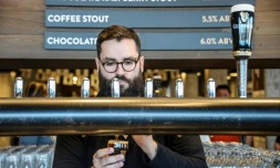 Ryan Wagner, "ambassadeur" de la nouvelle brasserie américaine de Guinness, le 9 mars 2020 à Baltimore (Maryland)