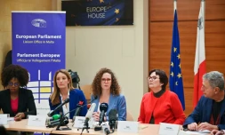 Des membres du Parlement européen lors d'une conférence de presse le 4 décembre 2019 dans les bureaux du Parlement européen à Malte pour s'exprimer sur le meurtre de la journaliste Daphné Caruana