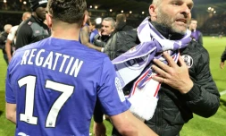 L'entraĂźneur de Toulouse Pascal Dupraz (d) et le milieu Adrien Regattin se congratulent aprĂšs la victoire face Ă  Angers, assurant le maintien en L1 des Toulousains, le 14 mai 2016 Ă  Angers