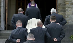 Le cercueil de Maurane est conduit dans l'église Notre-Dame-des-Grâces de Bruxelles, le 17 mai 2018