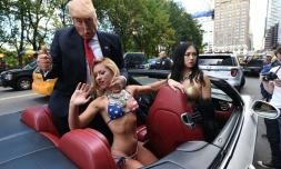 Un faux Donald Trump bien entouré, en route pour la Trump Tower de New York, le 25 octobre 2016