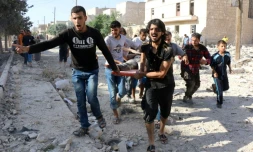 Un blessé est évacué des décombres après unn raid aérien sur Sakhur, quartier sud de Alep, le 19 juillet 2016