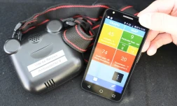 Un capteur branché sur un téléphone portable pour mesurer la qualité de l'air, le 13 mars 2017 à Rennes