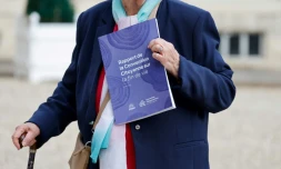 Une participante à la Convention citoyenne sur la fin de vie, le 3 avril 2023 à Paris