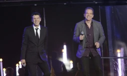 Les chanteurs Marc Lavoine (g) et Garou (d) donnent coup d'envoi du Télethon à l'hippodrome de Longchamps à Paris