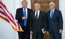 Donald Trump, le général James Mattis et le vice-président élu Mike Pence le 19 novembre 2016 à Bedminster dans le  New Jersey