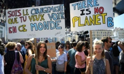 Banderoles de manifestants appelant à lutter contre le réchauffement climatique, lors de la marche pour le climat, à Marseille le 8 septembre 20180
