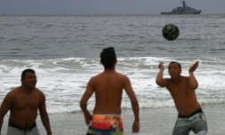 Des Brésiliens jouent au football sur la plage de Copacabana, à Rio de Janeiro, le 21 juillet 2016