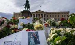 Un mémorial improvisé devant le Palais royal d'Oslo avant les funérailles du roi Harald V, le 8 septembre 2026