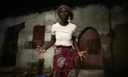 Une comédienne malienne dans la pièce "Je venais de défier le ciel", de Jean-Marie Ambroise Traoré, durant le festival de théâtre Les Praticables, à Bamako, le 16 décembre 2019