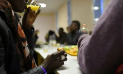 Des migrants mineurs de Calais arrivent dans un centre d'hébergement de Cerdon, près d'Orléans, dans le centre de la France le 2 novembre 2016