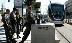 Des membres des forces de sécurité israéliennes près d'un arrêt de tramway à Jérusalem-Est occupée et annexée, le 6 novembre 2014
