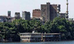 Photo prise le 27 juin 2022 au Caire montrant des péniches amarrées le long de la rive de Gizeh dans le district d'Agouza, quelques jours avant leur retrait prévu dans le cadre d'un décret visant à nettoyer toutes les berges du fleuve dans la région
