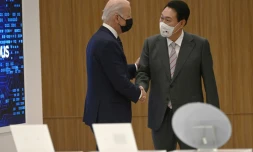 Les présidents américain Joe Biden (à gauche) et sud-coréen Yoon Suk-yeol visitent une usine de semiconducteurs Samsung à Pyeongtaek, dans les environs de Séoul, le 20 mai 2022