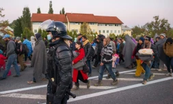 Des migrants et réfugiés traversent la frontière entre la Slovénie et l'Autriche, le 21 octobre 2015 à Sentilj, en Slovénie