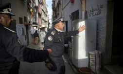 Des policiers marocains patrouillant le 27 mars 2020 dans le quartier Takadoum, dans la capitale Rabat, pour faire respecter les mesures de confinement en pleine crise du coronavirus
