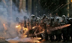 Des feux d'artifice lancés par les manifestants au pied des forces de l'ordre, à Beyrouth le 10 août 2020