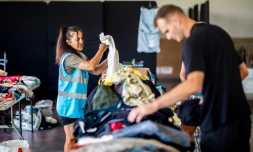 Des bénévoles rassemblent des vêtements collectés pour les touristes et personnes évacués à Canet-en-Roussillon (sud) le 3 juillet 2026.