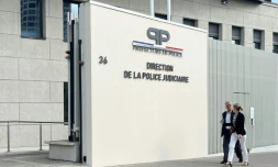 Le cinĂ©aste BenoĂźt Jacquot (g) arrive Ă la direction de la police judiciaire pour ĂȘtre interrogĂ© sur des accusations d'abus sexuels, le 1er juillet 2024 Ă Paris