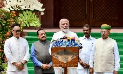 Le Premier ministre indien Narendra Modi (c) s'exprime devant la presse avant la première session du nouveau Parlement à New Delhi le 24 juin 2024