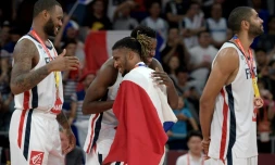 Les joueurs de l'équipe de France se congratulent aprÚs avoir remporté la médaille de bronze au Mondial de basket au détriment de l'Australie, le 15 septembre 2019 à Pékin