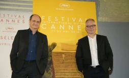 Le délégué général du Festival de Cannes Thierry Fremaux (D) et le président Pierre Lescure (G), au terme de la conférence de presse de présentation de la sélection du 69e festival de Cannes