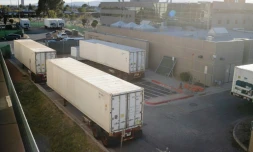 Des camions réfrigérés servant de morgue à El Paso le 16 novembre 2020