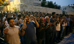 Des palestiniens musulmans prient devant la porte des Lions, à Jérusalem, le 27 juillet 2017