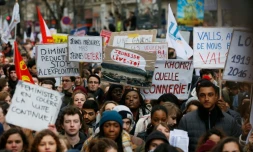 Des jeunes manifestent Ă Paris contre le projet de loi travail, le 9 mars 2016