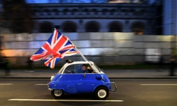 Un automobiliste dans le centre de Londres brandit le drapeau britannique le jour de la sortie du Royaume-Uni de l'UE, le 31 janvier 2020