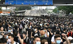 Des protestataires occupent les deux principales autoroutes à proximité des locaux du gouvernement de Hong Kong, le 12 juin 2019