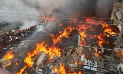 Des pompiers luttent contre un incendie dans un marchĂ© aux vĂȘtements, le 4 avril 2023 Ă Dacca, au Bangladesh