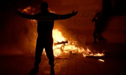 Un manifestant devant un feu de barricades lors d'une manifestation à Barcelone le 31 octobre 2020