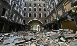 La cour d'un centre commercial  et des bureaux détruits après une attaque dans le centre de Kharkiv, le 27 juillet 2022