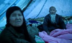 Des survivants du séisme de la province de Gansu, en Chine, se protègent du froid dans des abris de fortunen, le 20 décembre 2023 à Jishishan