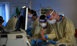 Des soignants et des pompiers prennent en charge un malade du Covid le 23 mars 2021 Ă Portsmouth (Royaume-Uni)