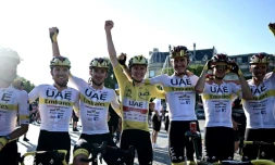 Le Slovène Tadej Pogacar (c) fête sa victoire au Tour de France avec ses équipiers à l'issue de la 21e et dernière étape, entre Chatou et Paris, le 18 juillet 2021