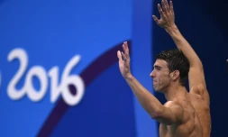 Michael Phelps exulte aprÚs la finale victorieuse du relais 4x100 m 4 nages américain aux JO de Rio, le 13 août 2016