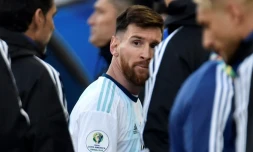 Lionel Messi, le capitaine de l'équipe d'Argentine, quitte le terrain aprÚs son expulsion lors du match pour la troisiÚme place de la Copa America face au Chili, le 6 juillet 2019 à Sao Paulo