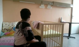 Une mère et son nouveau-né dans une ancienne chambre restaurée de l'Hôtel-Dieu, le 20 mars 2017 à Paris