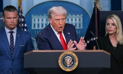 Le président américain Donald Trump entouré par le ministre de la Défense, Pete Hegseth, et la ministre de la Justice, Pam Bondi, lors d'une conférence de presse à la Maison Blanche sur le maintien de l'ordre à Washington, le 11 août 2025